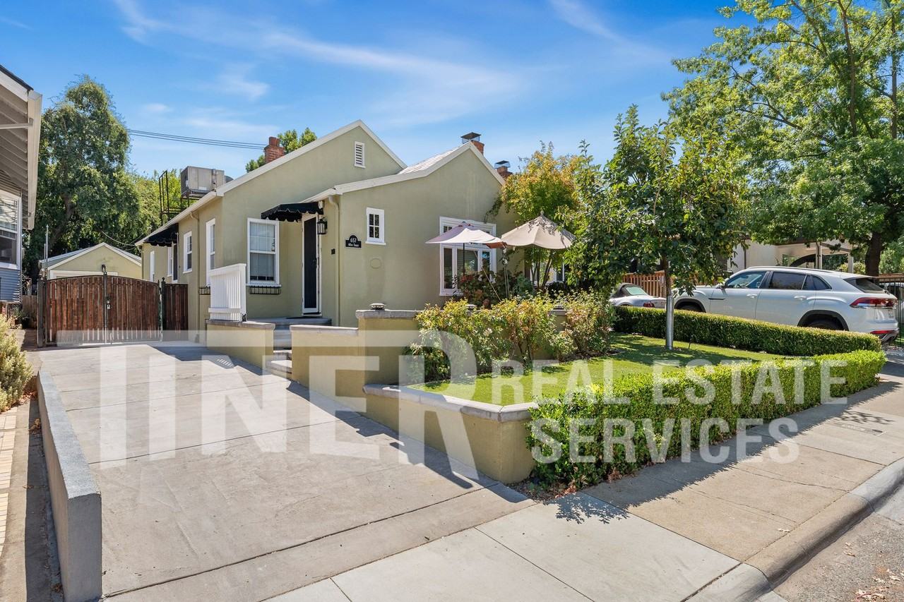 657 40th St - Photo 5 of 32