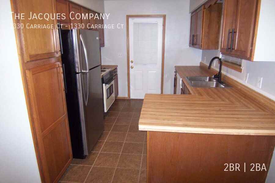 1330 W Carriage Ct - Photo 3 of 9