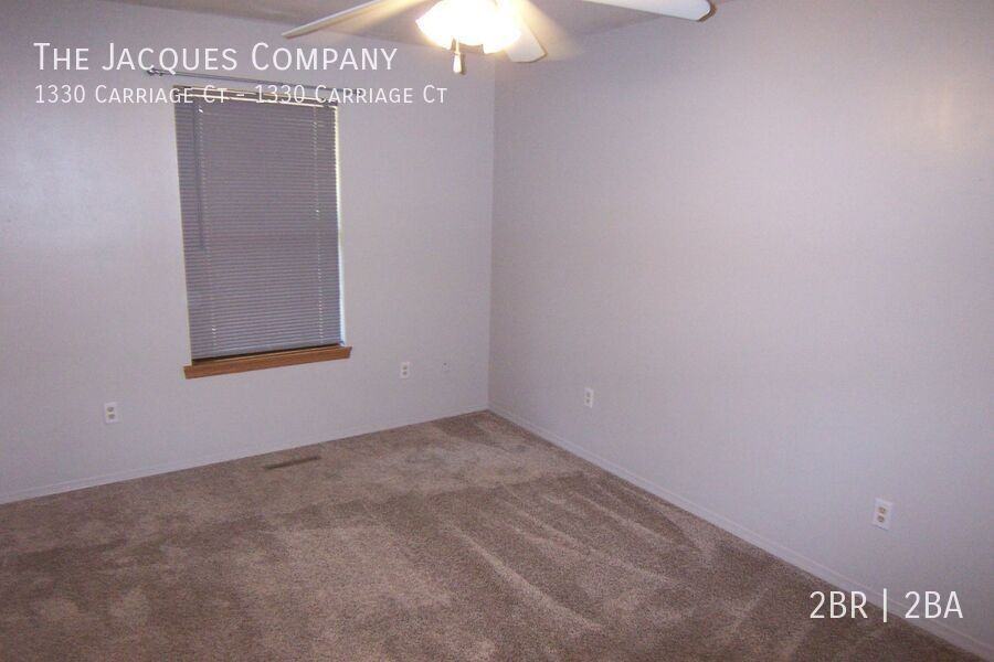 1330 W Carriage Ct - Photo 4 of 9