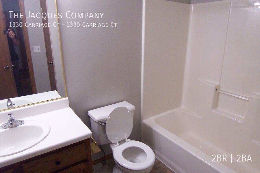 1330 W Carriage Ct - Photo 5 of 9
