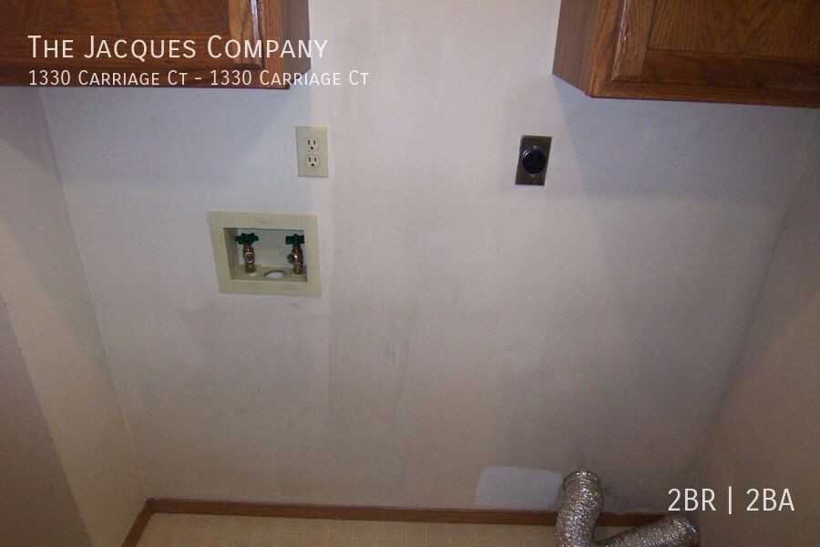 1330 W Carriage Ct - Photo 6 of 9