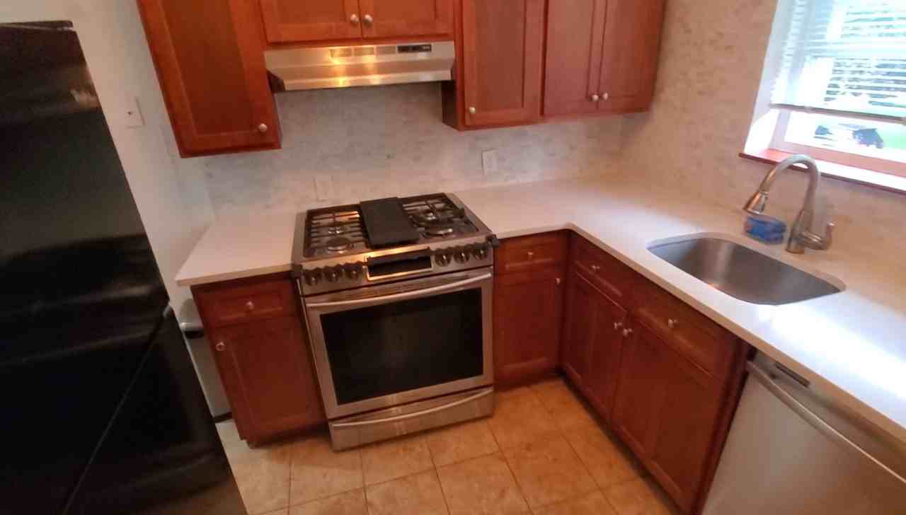 615 E 55th St - Photo 4 of 18