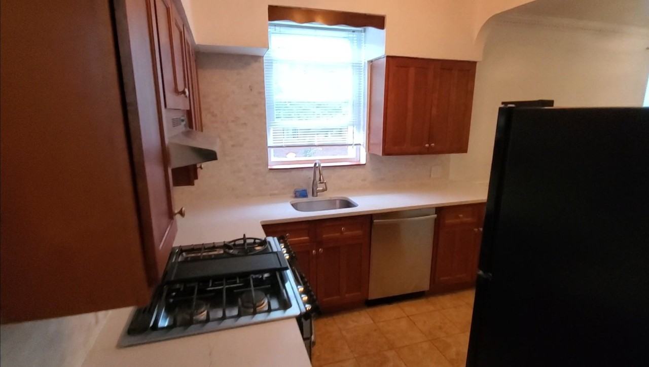 615 E 55th St - Photo 5 of 18