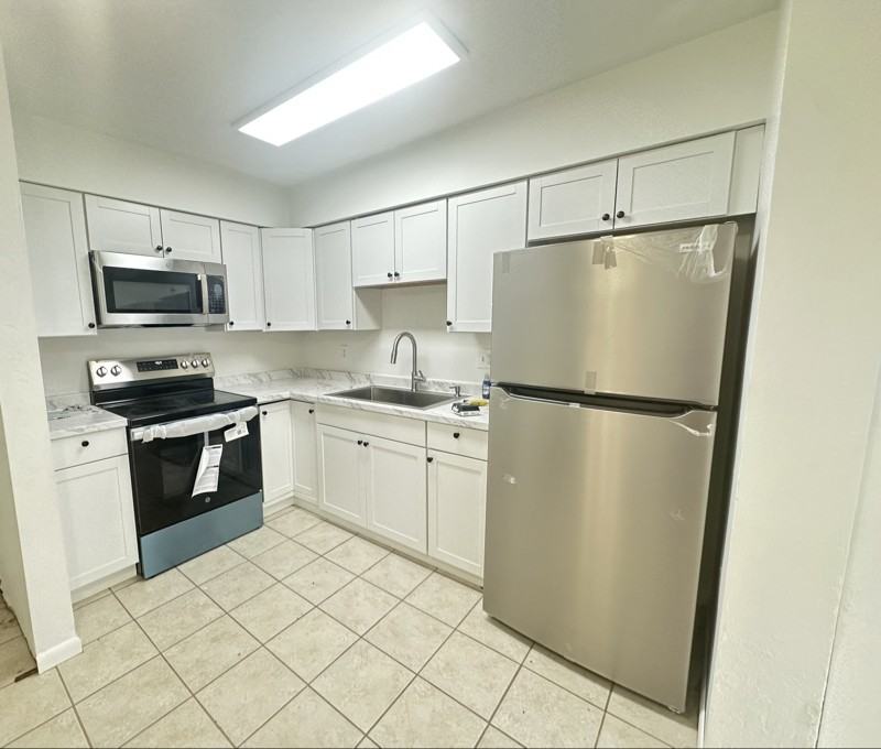 3950 Se 19th Ave #B - Photo 3 of 15