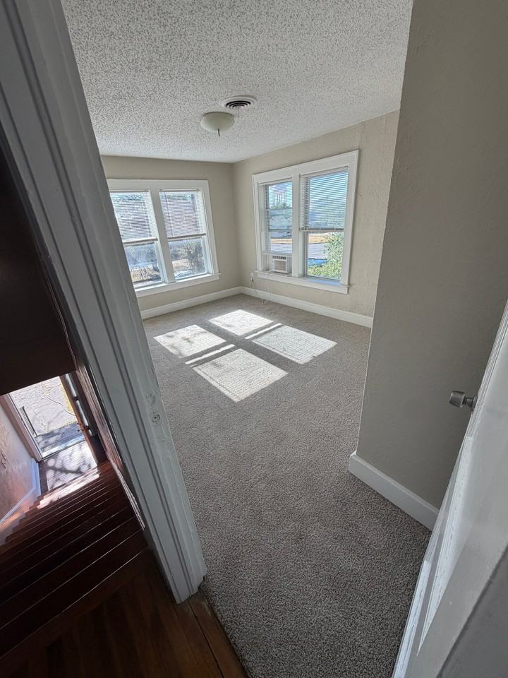 2220 S Taylor St #B - Photo 5 of 20