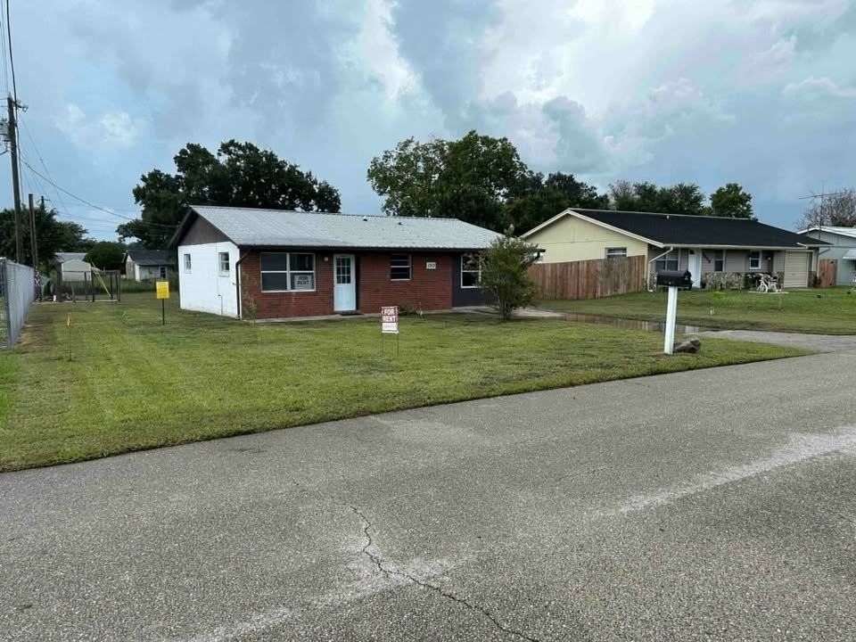 13 Denise Ave - Photo 2 of 15