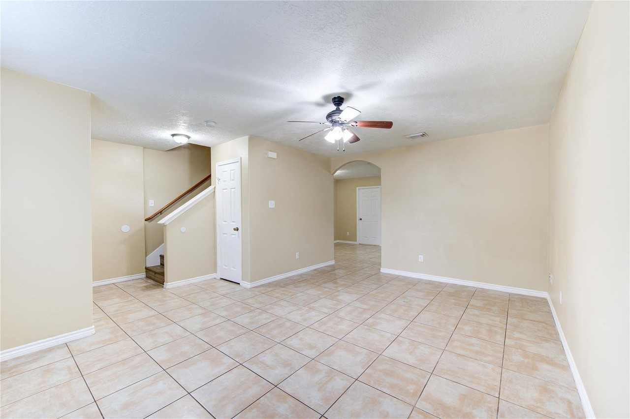 605 Center St #B - Photo 2 of 6