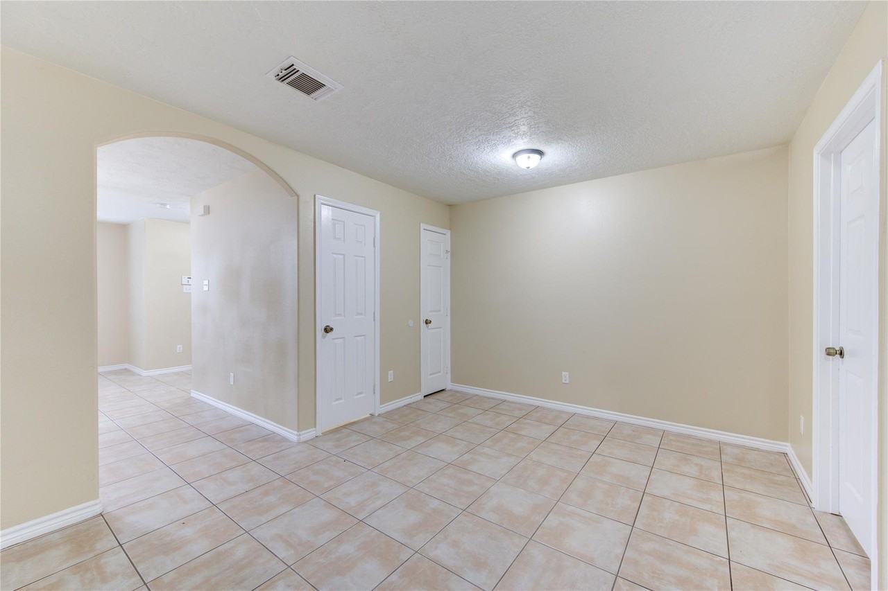 605 Center St #B - Photo 3 of 6