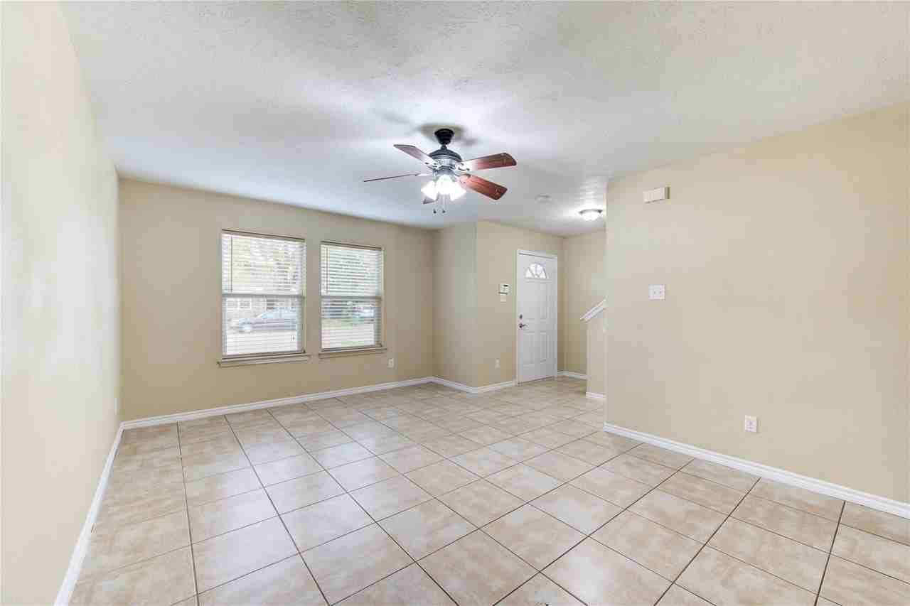 605 Center St #B - Photo 4 of 6