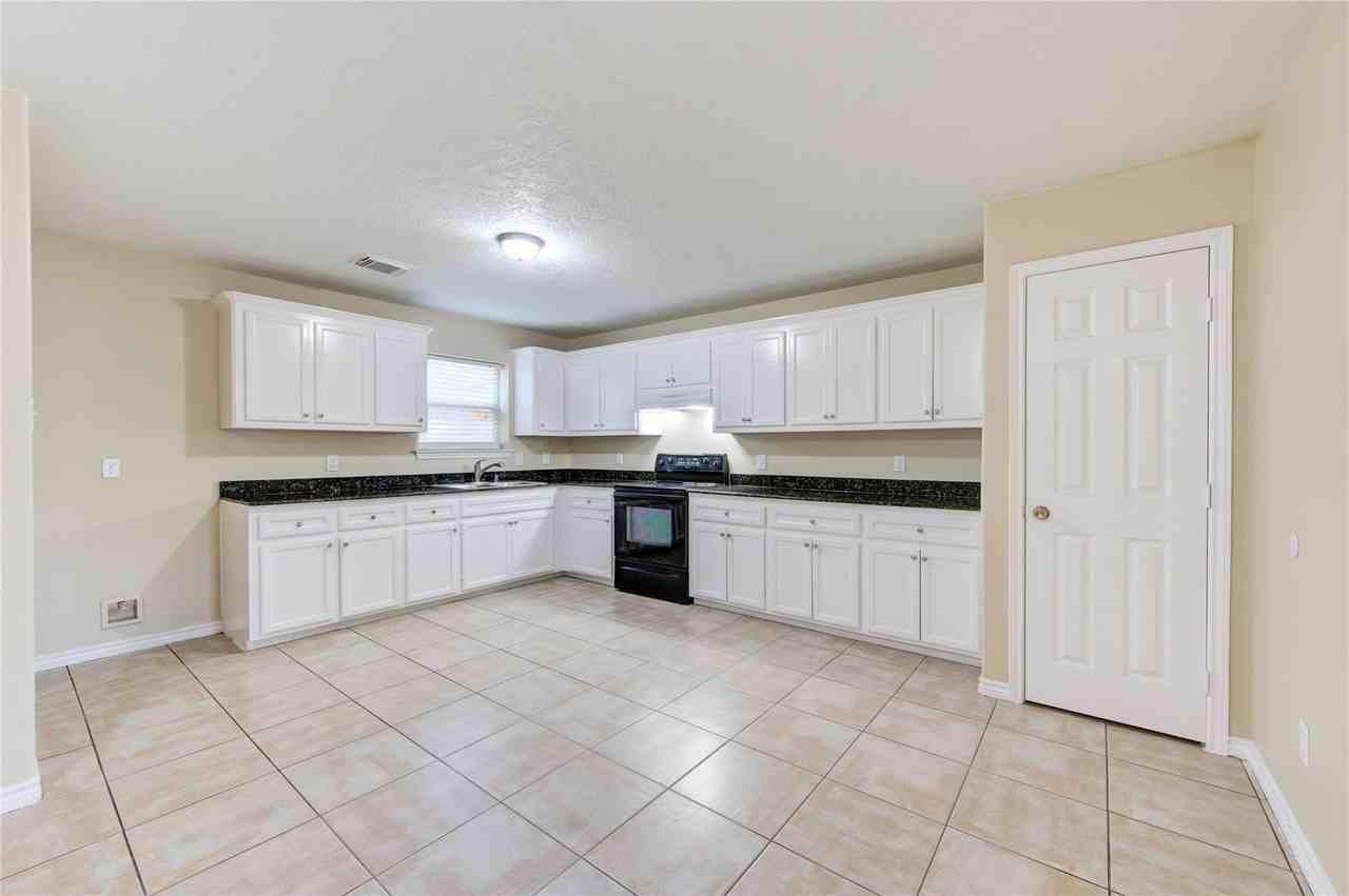 605 Center St #B - Photo 5 of 6