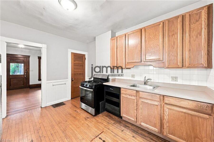 1303 Castle Ave - Photo 6 of 17