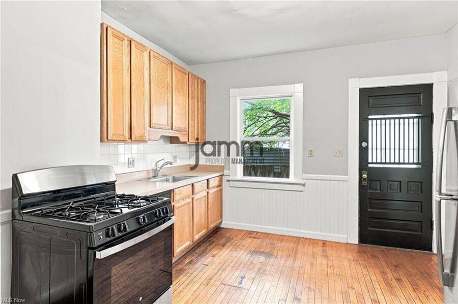 1303 Castle Ave - Photo 7 of 17