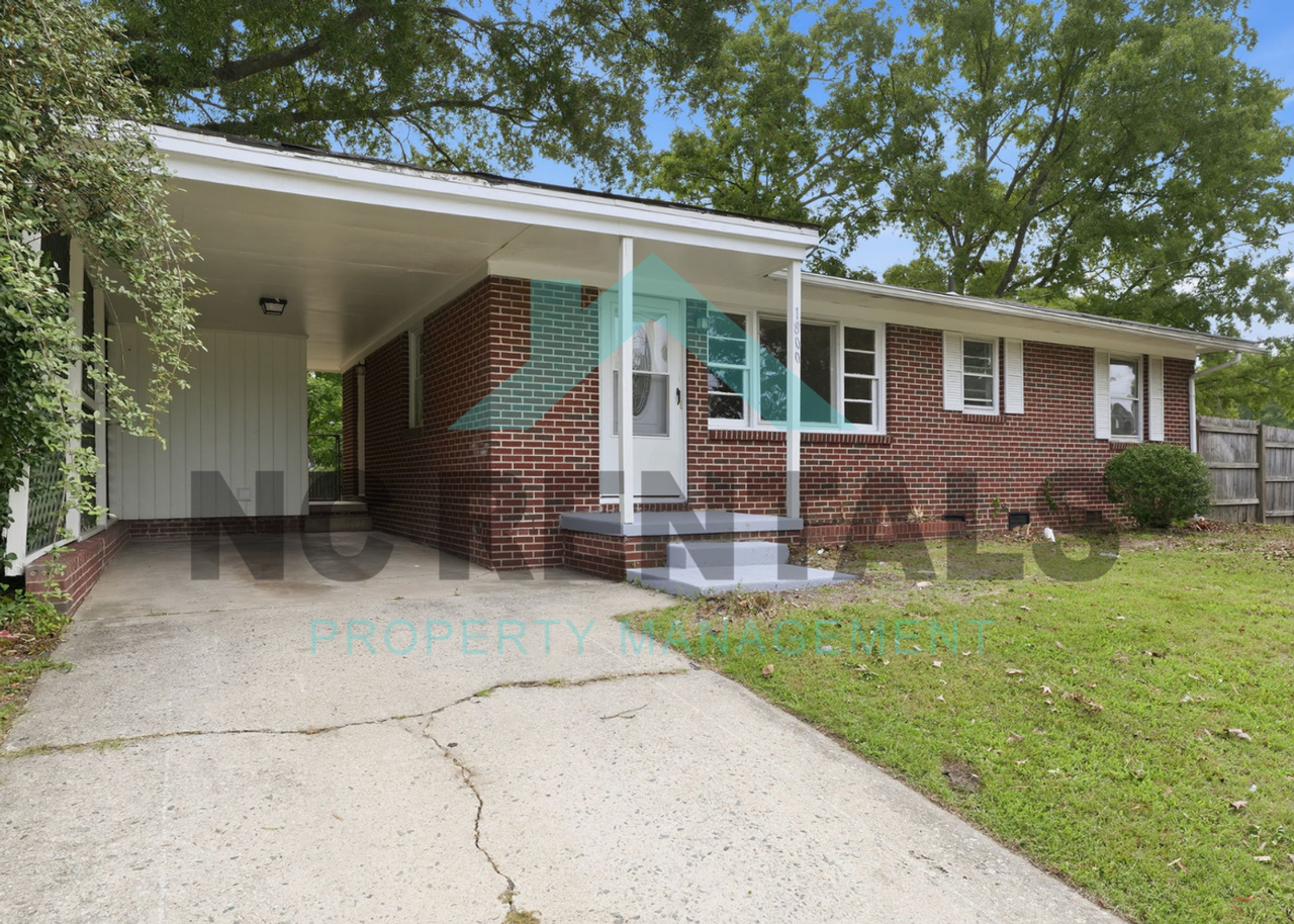 1800 Woodmere Dr - Photo 3 of 33