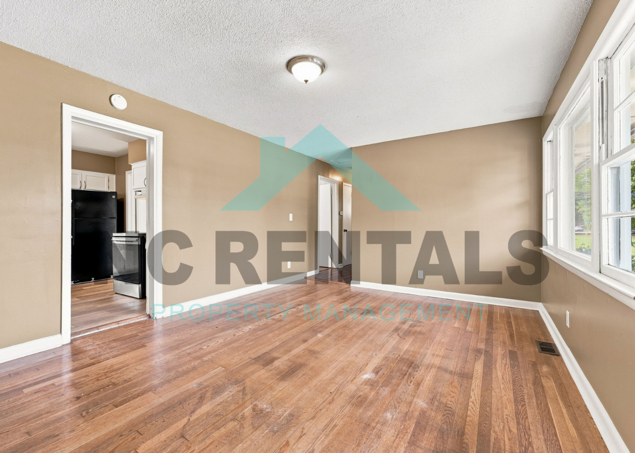 1800 Woodmere Dr - Photo 4 of 33