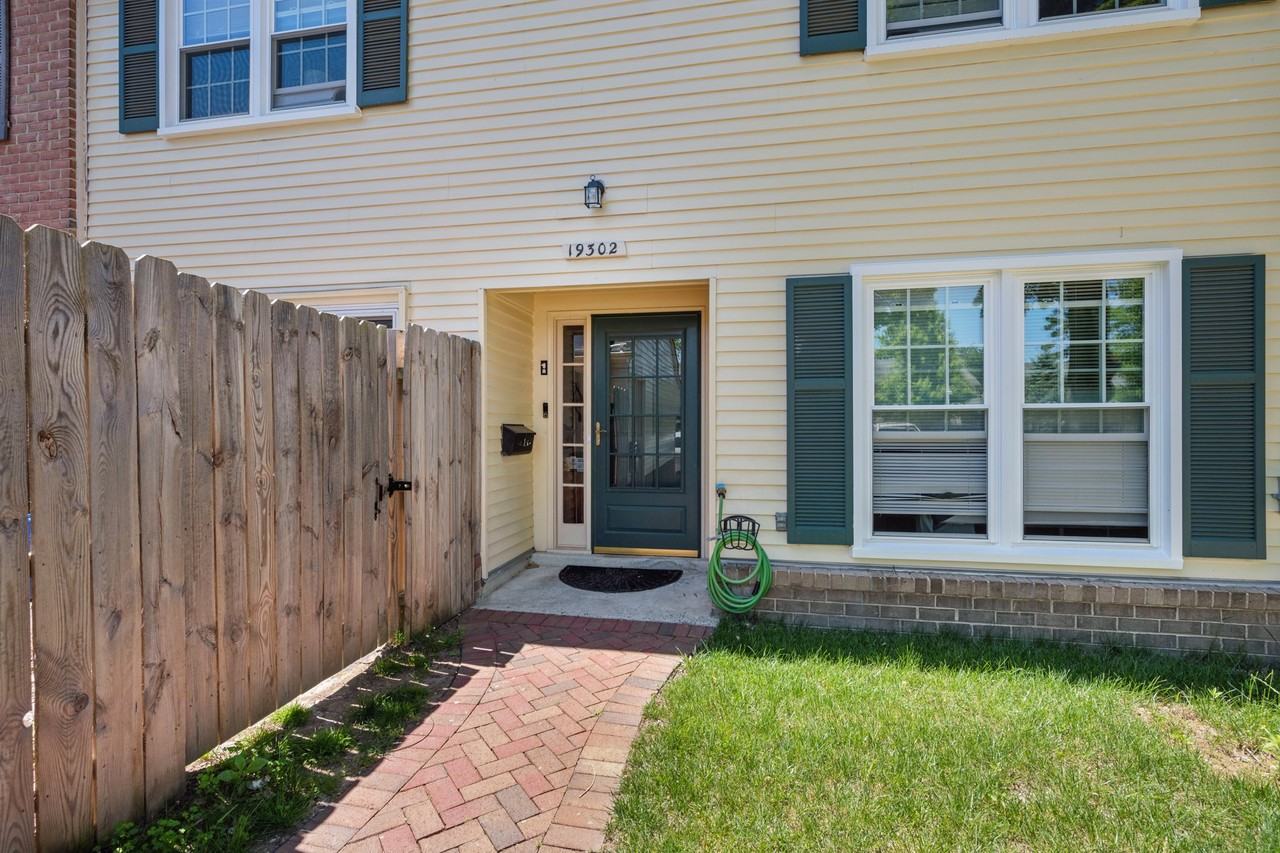 19302 Frenchton Pl - Photo 2 of 10