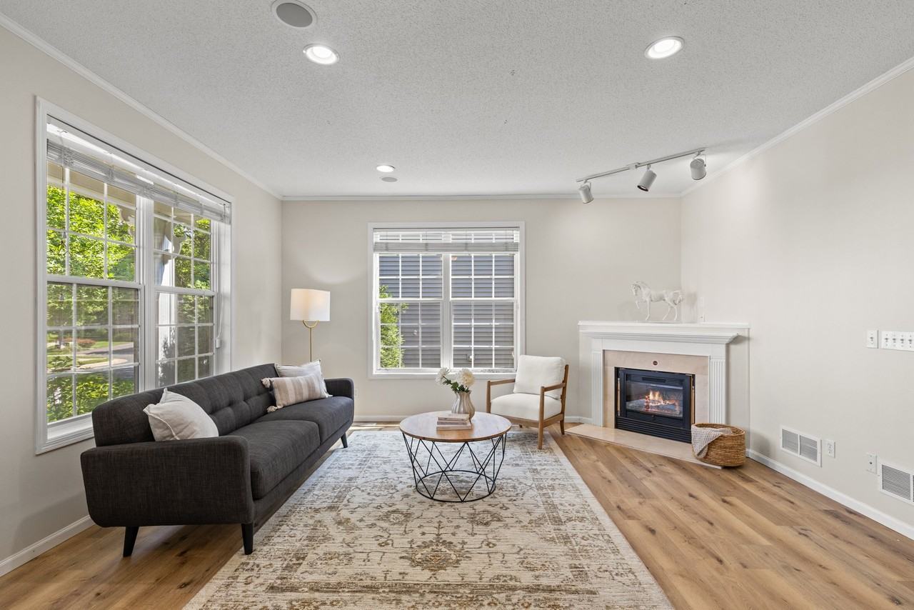 15734 Porchlight Ln - Photo 3 of 20