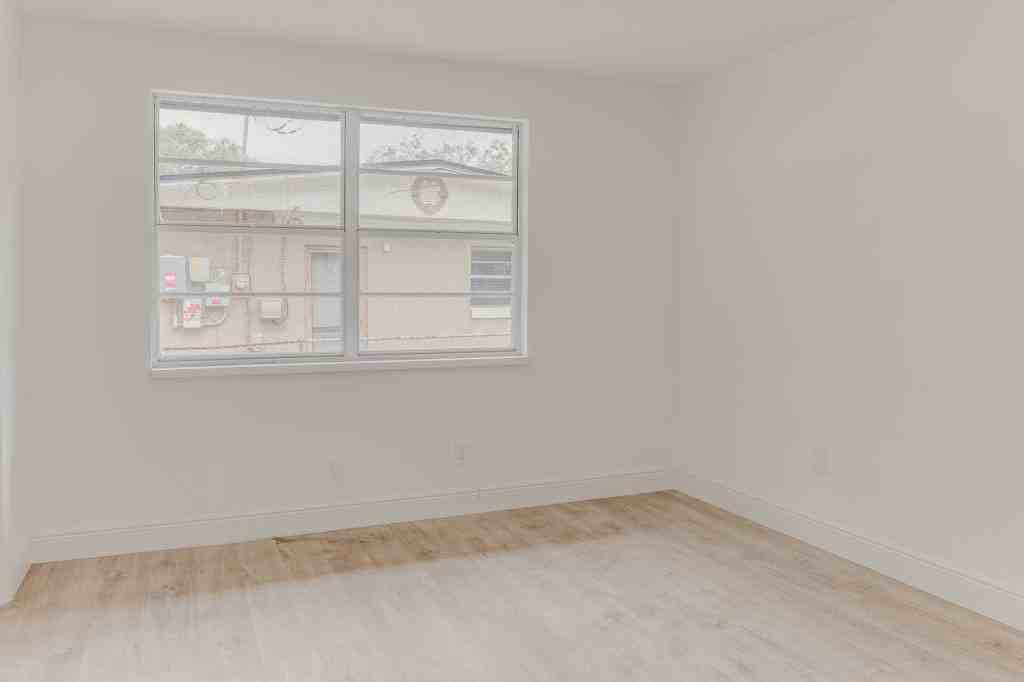 1255 Pine St - Photo 3 of 12