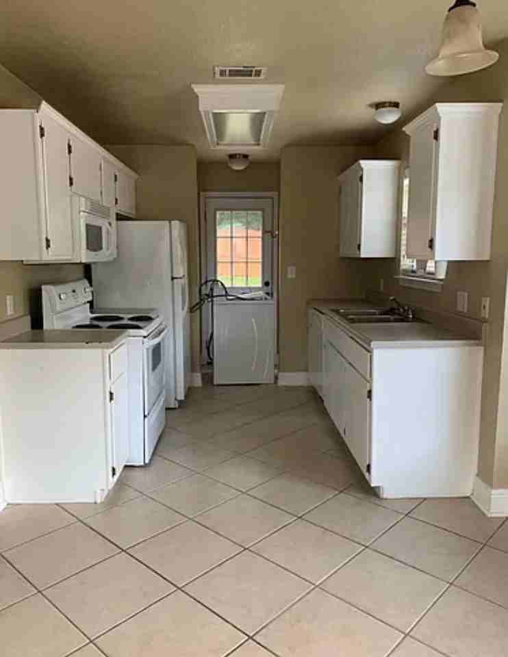 137 Bolero Way - Photo 2 of 9