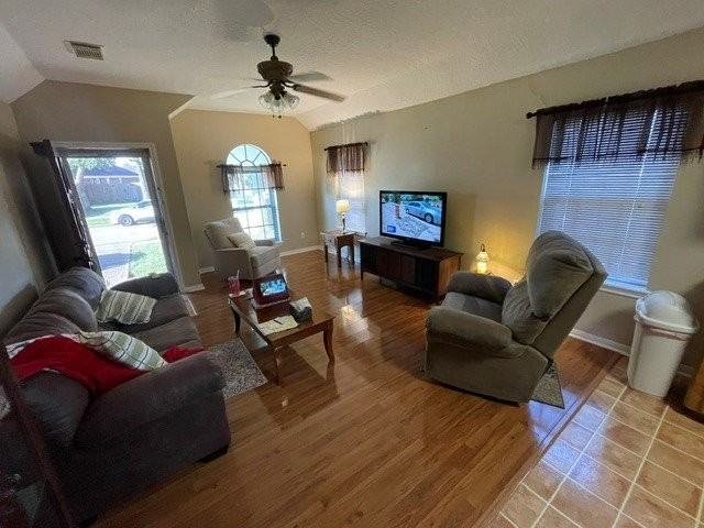 1102 Camelot Ln - Photo 7 of 17