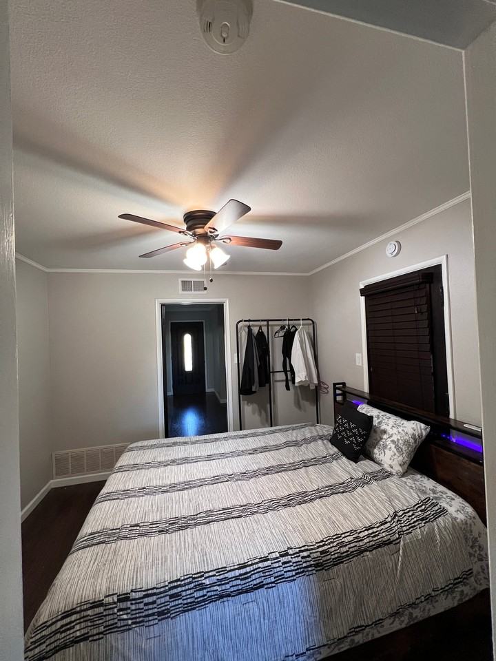 2942 Mary St - Photo 5 of 12