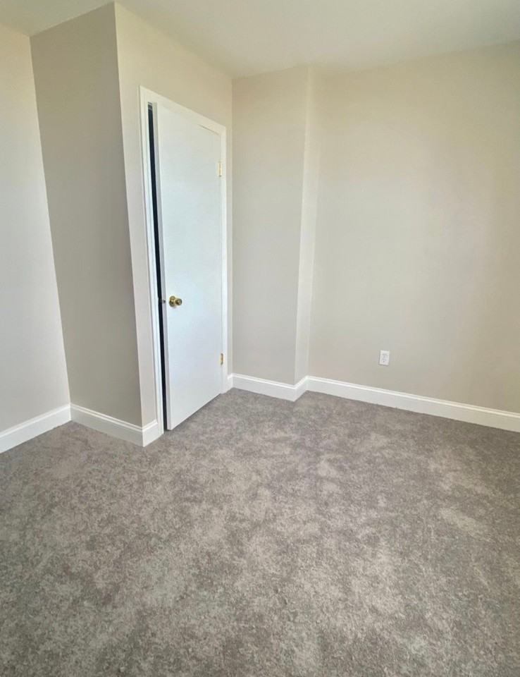 677 Middle St - Photo 3 of 6