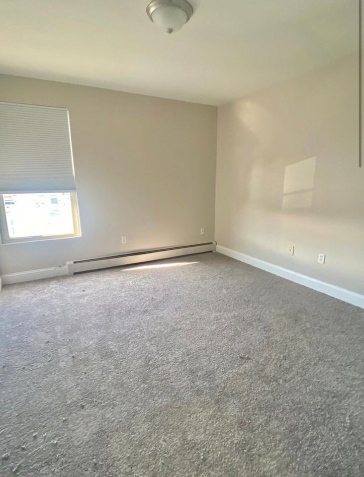 677 Middle St - Photo 4 of 6