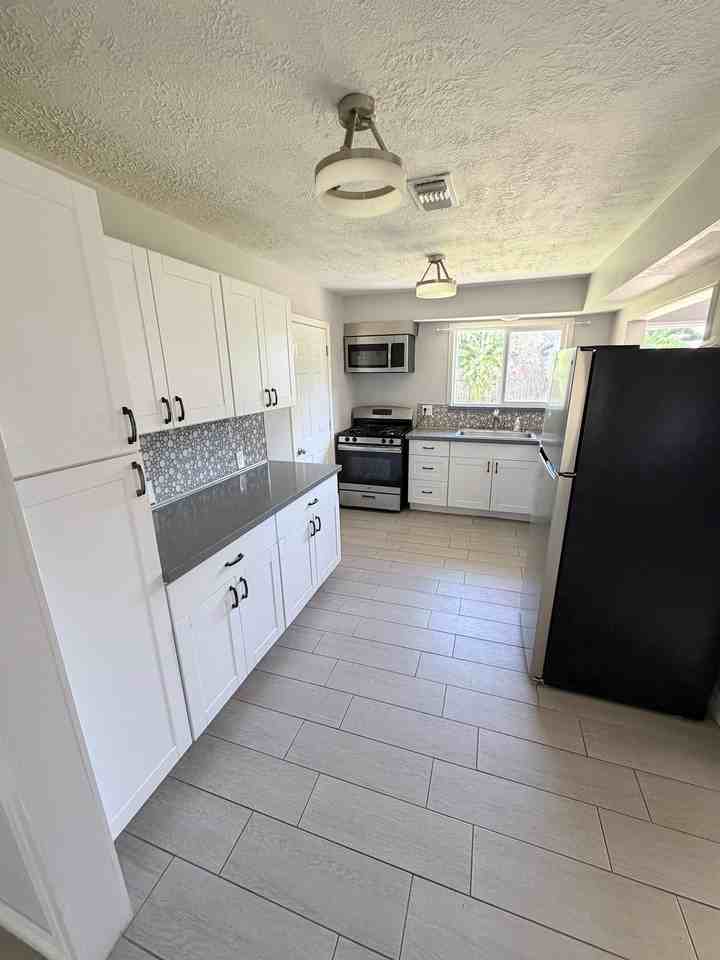 7230 Edgemoor Dr - Photo 4 of 12
