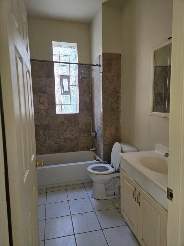 1143 N California Ave #3rdFL - Photo 4 of 9