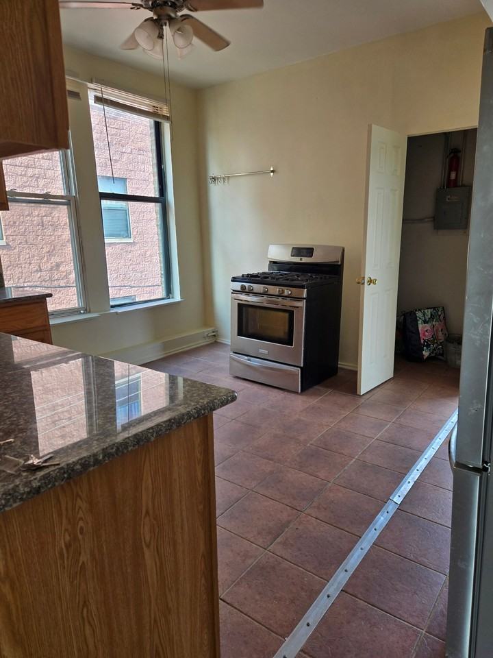 1143 N California Ave #3rdFL - Photo 6 of 9