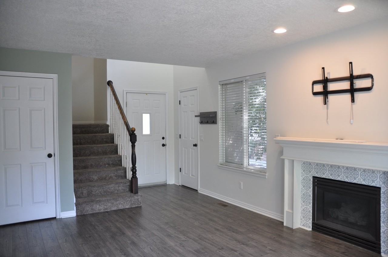 752 E Village Way - Photo 3 of 20
