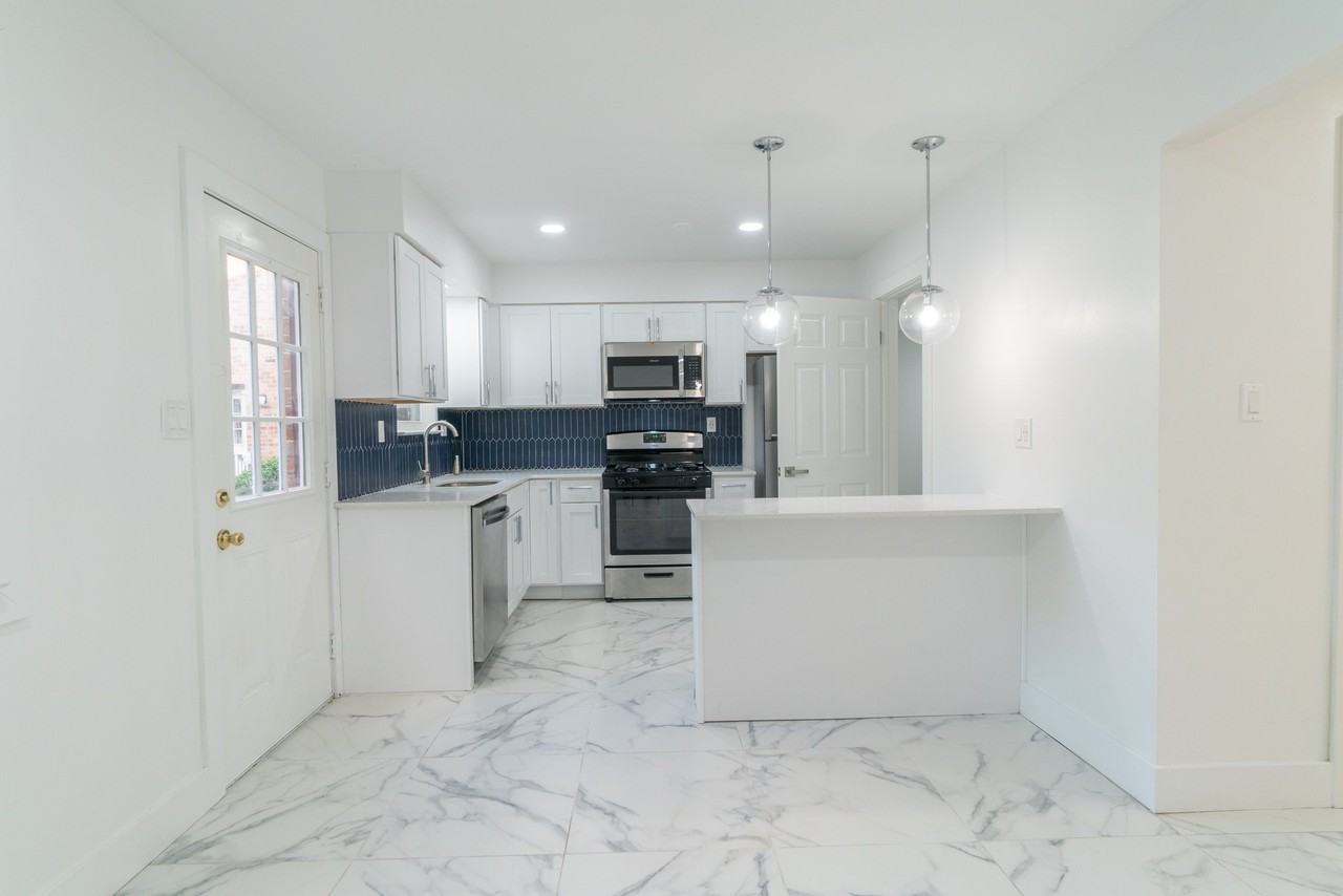 500 Adams Ln - Photo 3 of 11