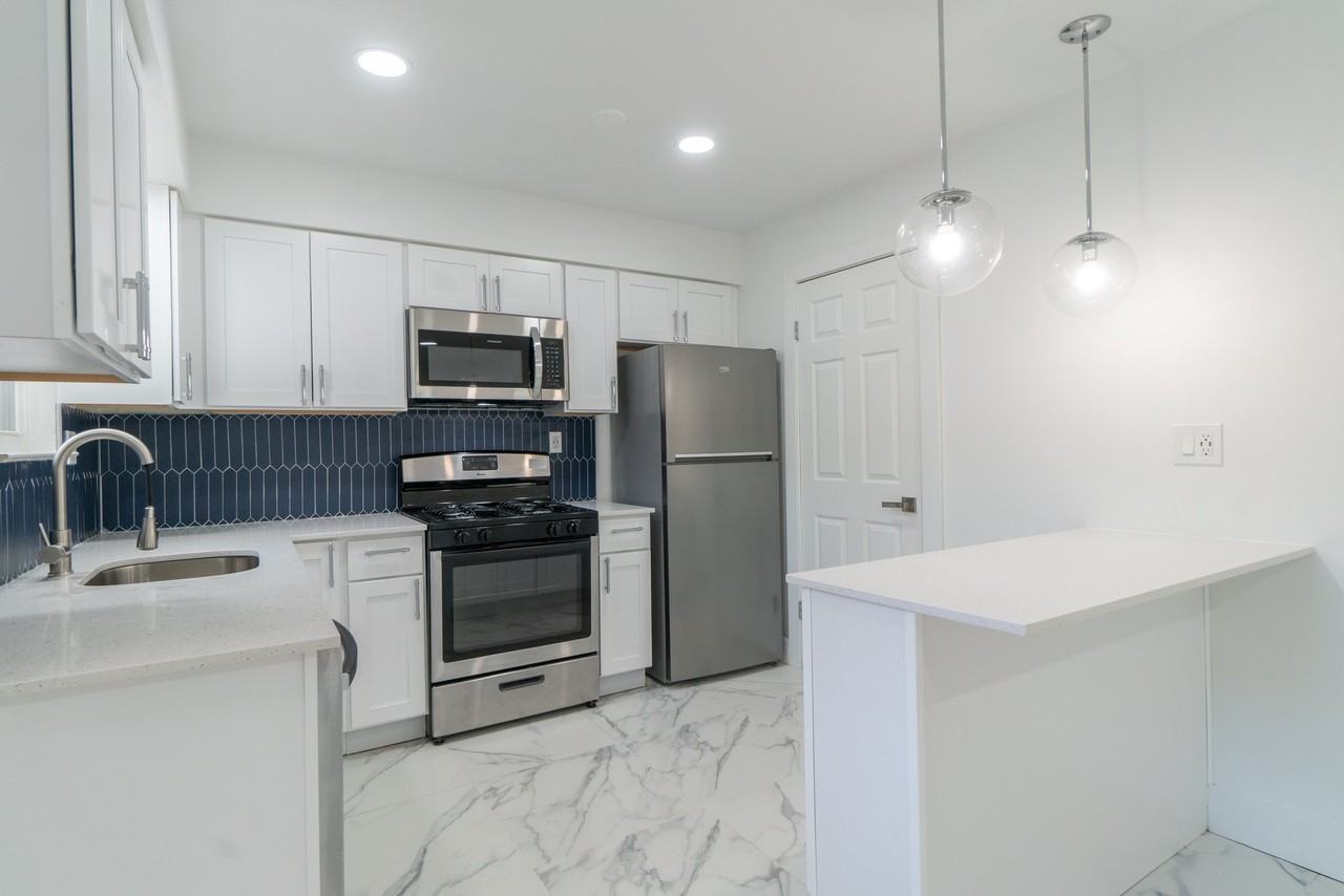 500 Adams Ln - Photo 4 of 11