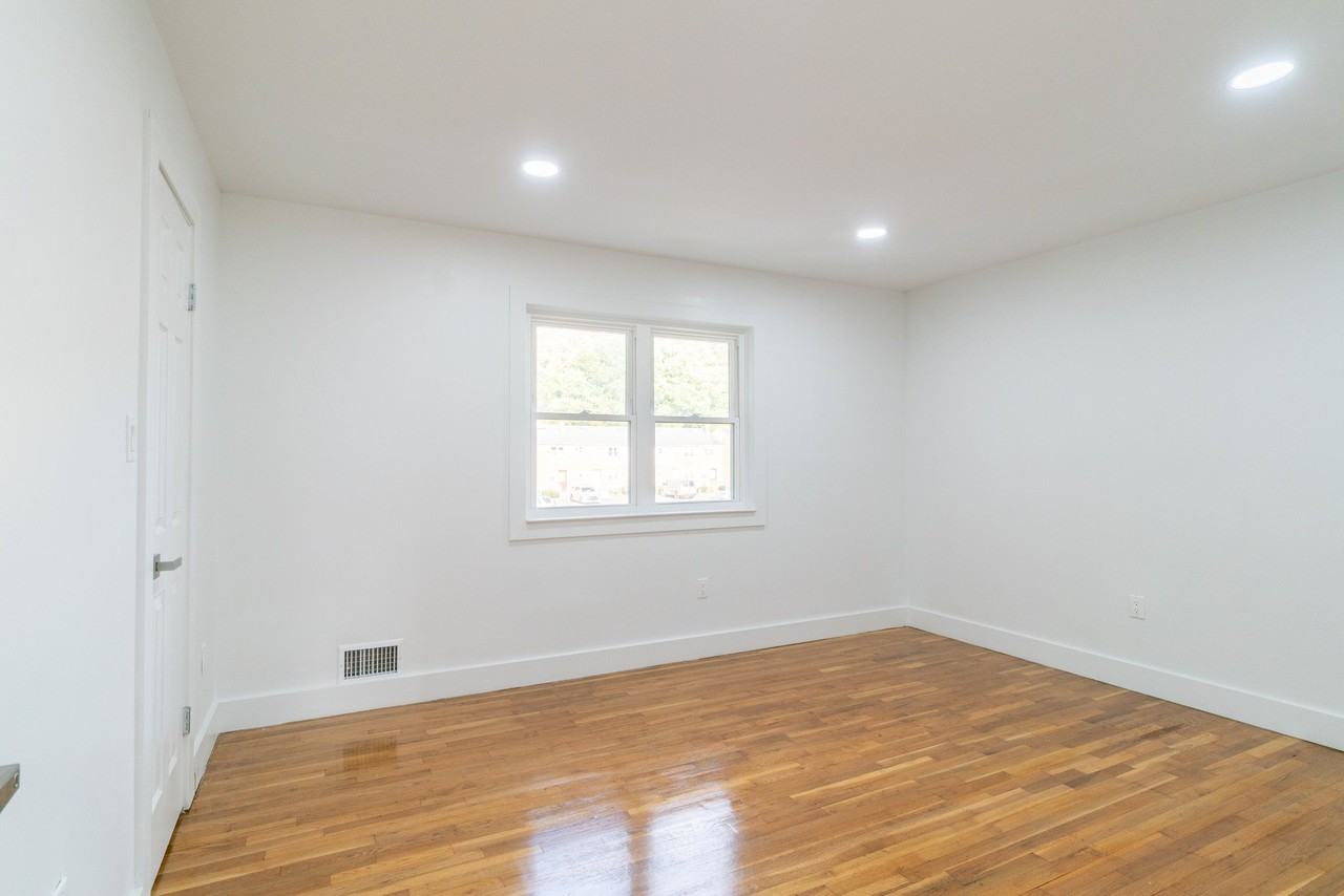 500 Adams Ln - Photo 7 of 11