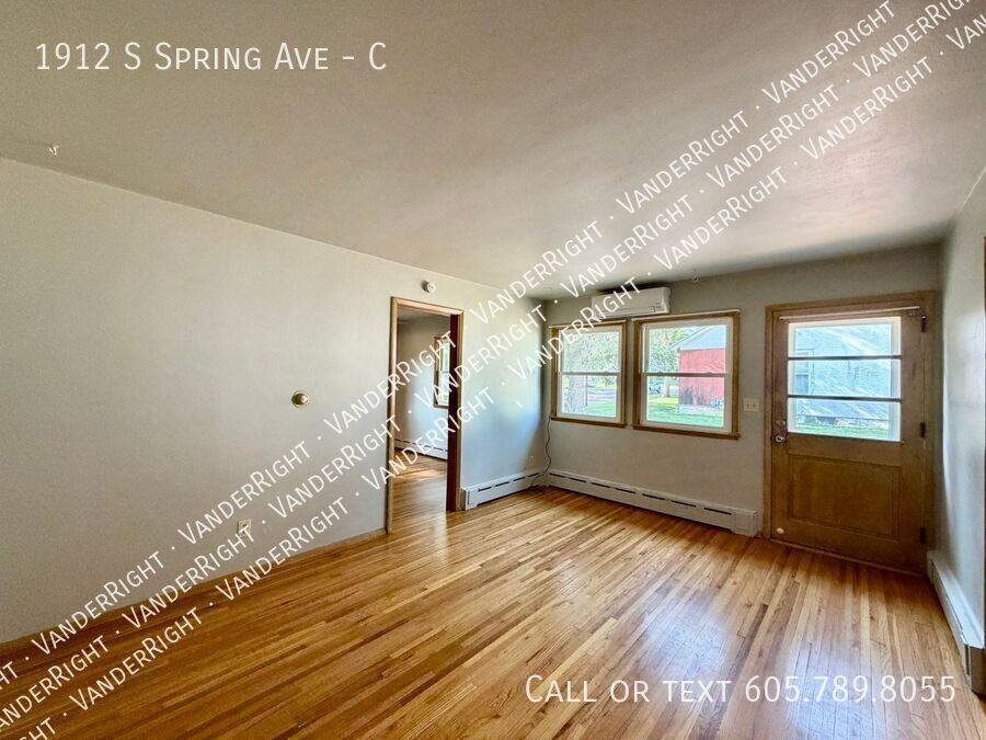 1912 S Spring Ave #C - Photo 2 of 12