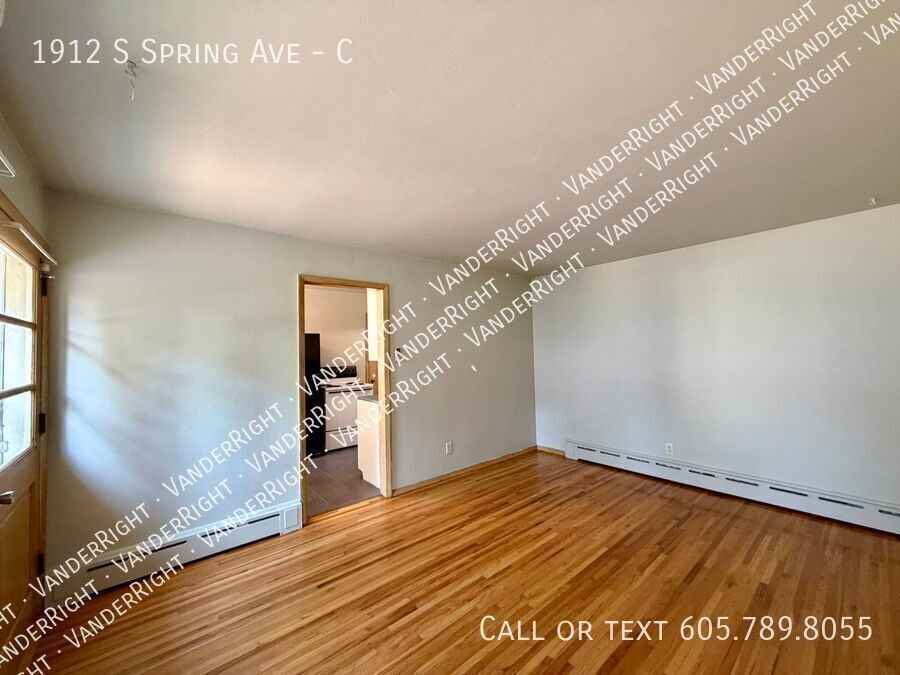 1912 S Spring Ave #C - Photo 3 of 12