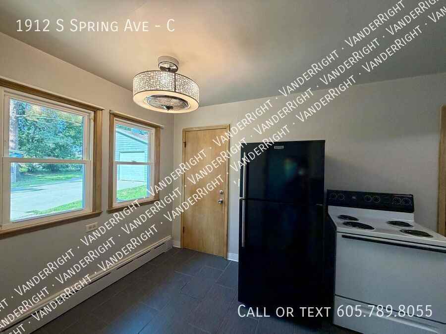 1912 S Spring Ave #C - Photo 4 of 12