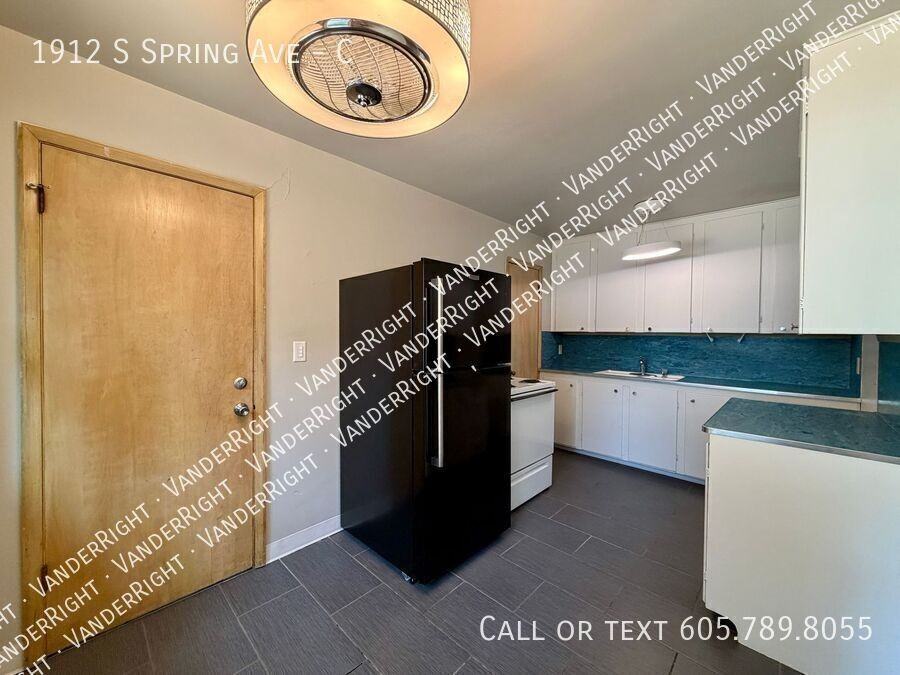 1912 S Spring Ave #C - Photo 5 of 12