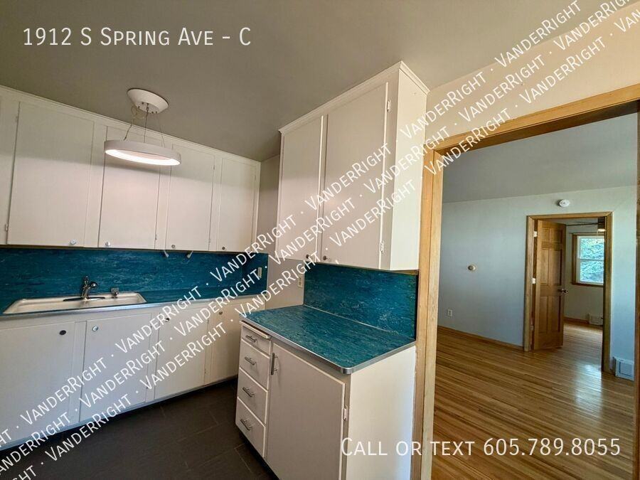 1912 S Spring Ave #C - Photo 6 of 12