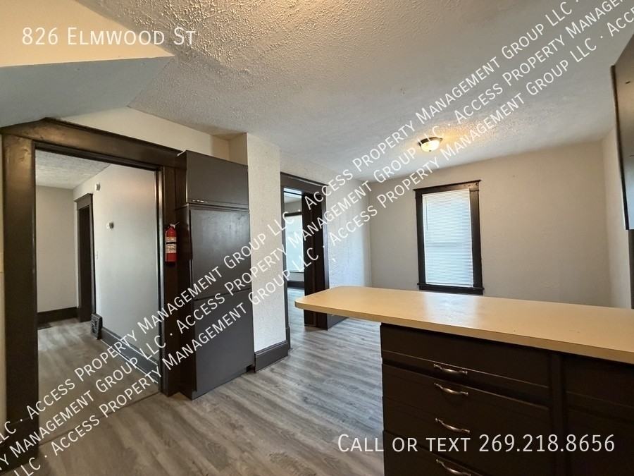 826 Elmwood St - Photo 6 of 21