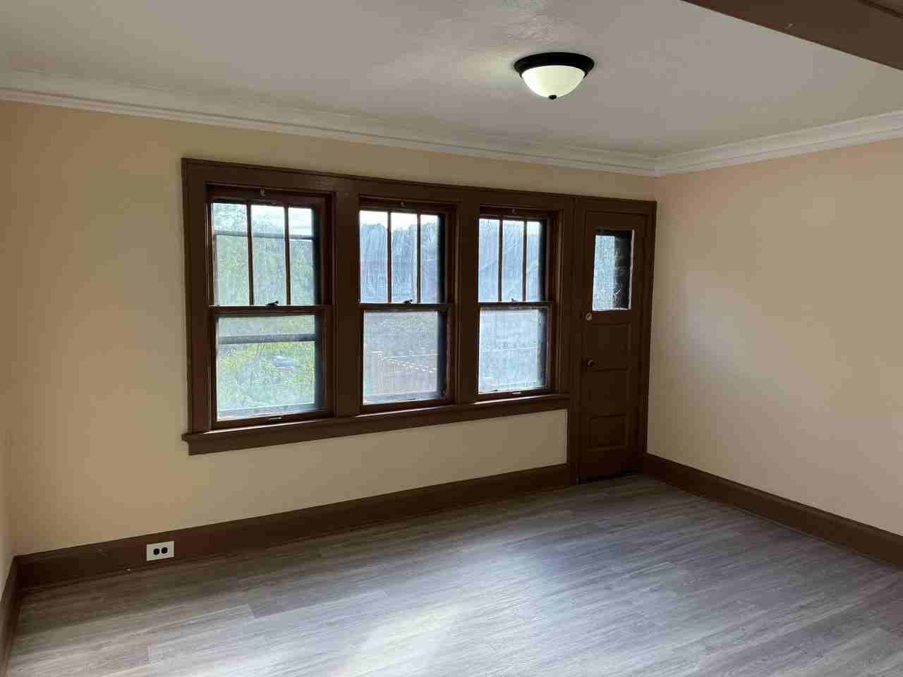 1920 W Vienna Ave - Photo 3 of 10
