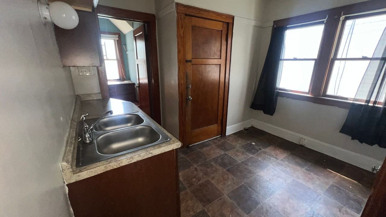 3328 N 38th St - Photo 4 of 15