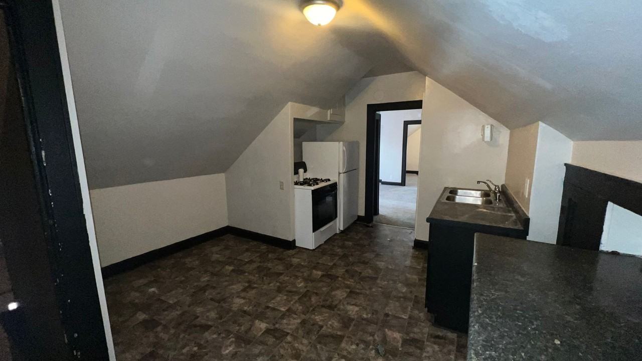 3328 N 38th St - Photo 3 of 9
