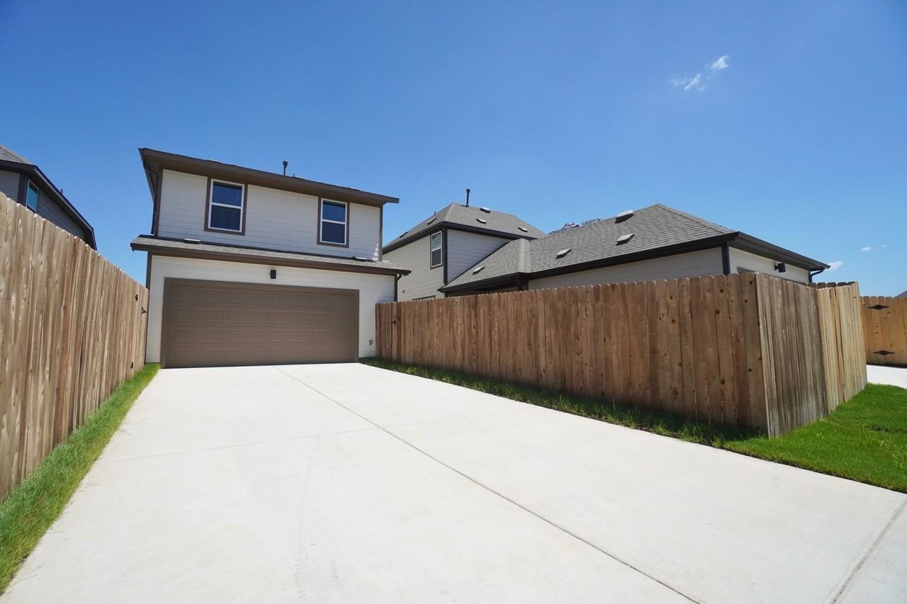 136 Greinert Dr - Photo 3 of 36