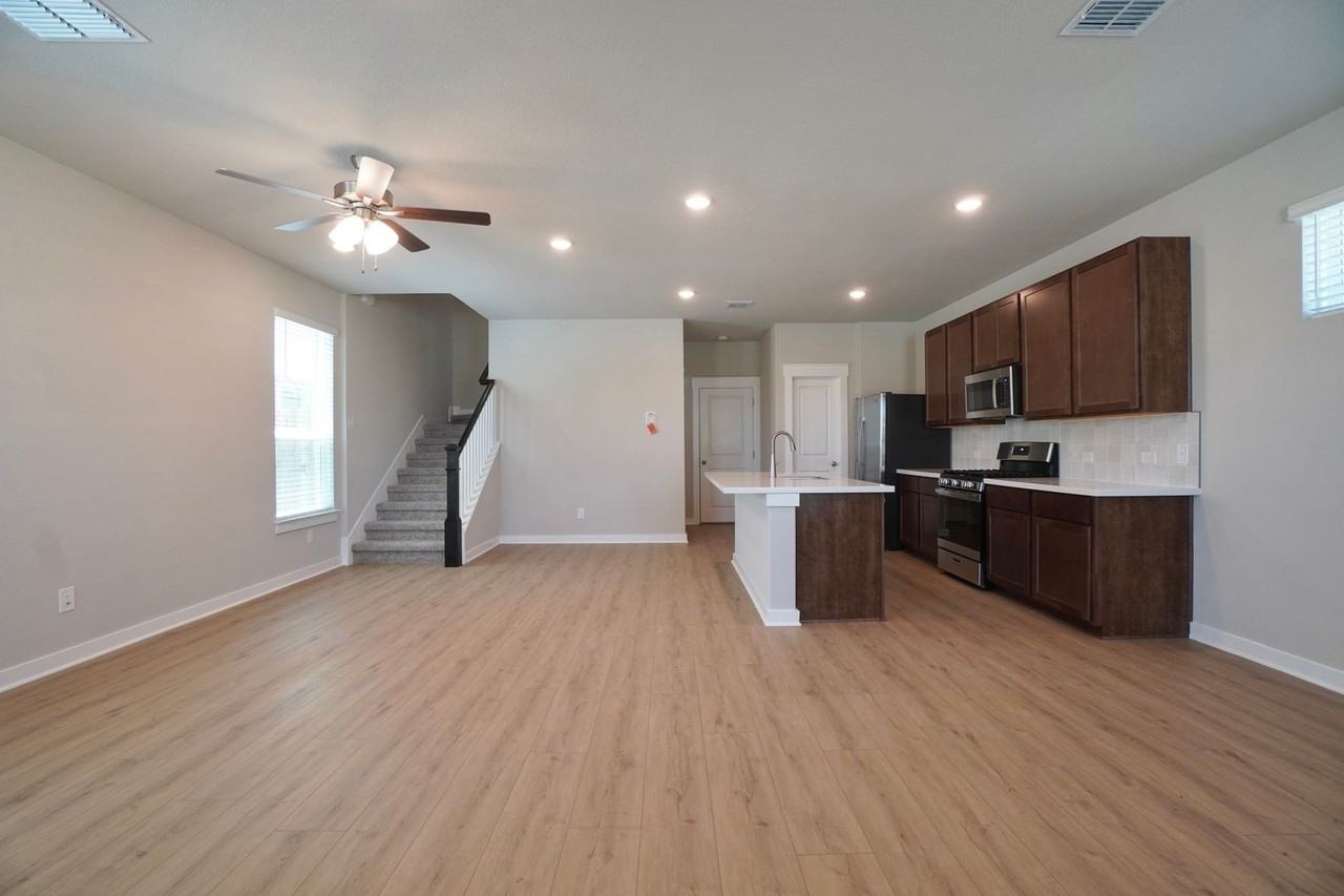 136 Greinert Dr - Photo 6 of 36