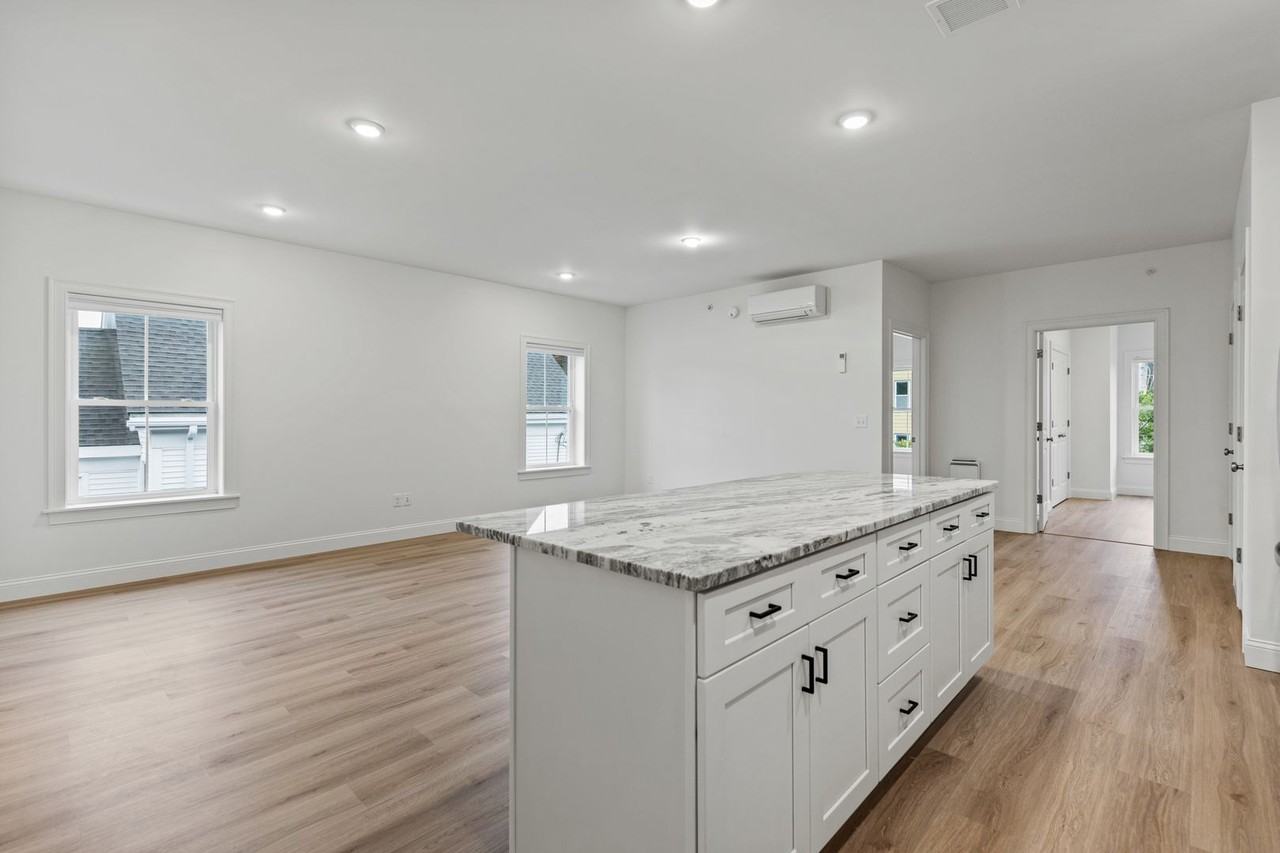 386 Saint John St #10 - Photo 5 of 21