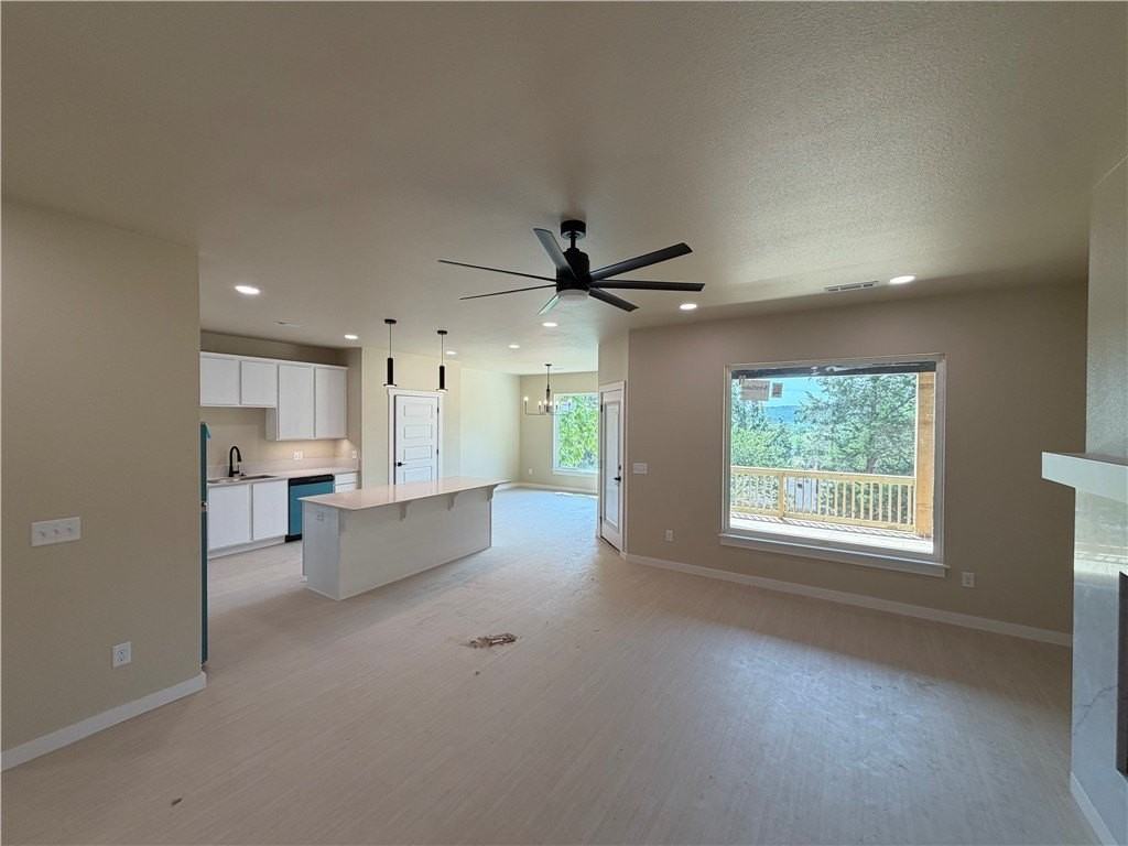 1537 E 5th St - Photo 3 of 24