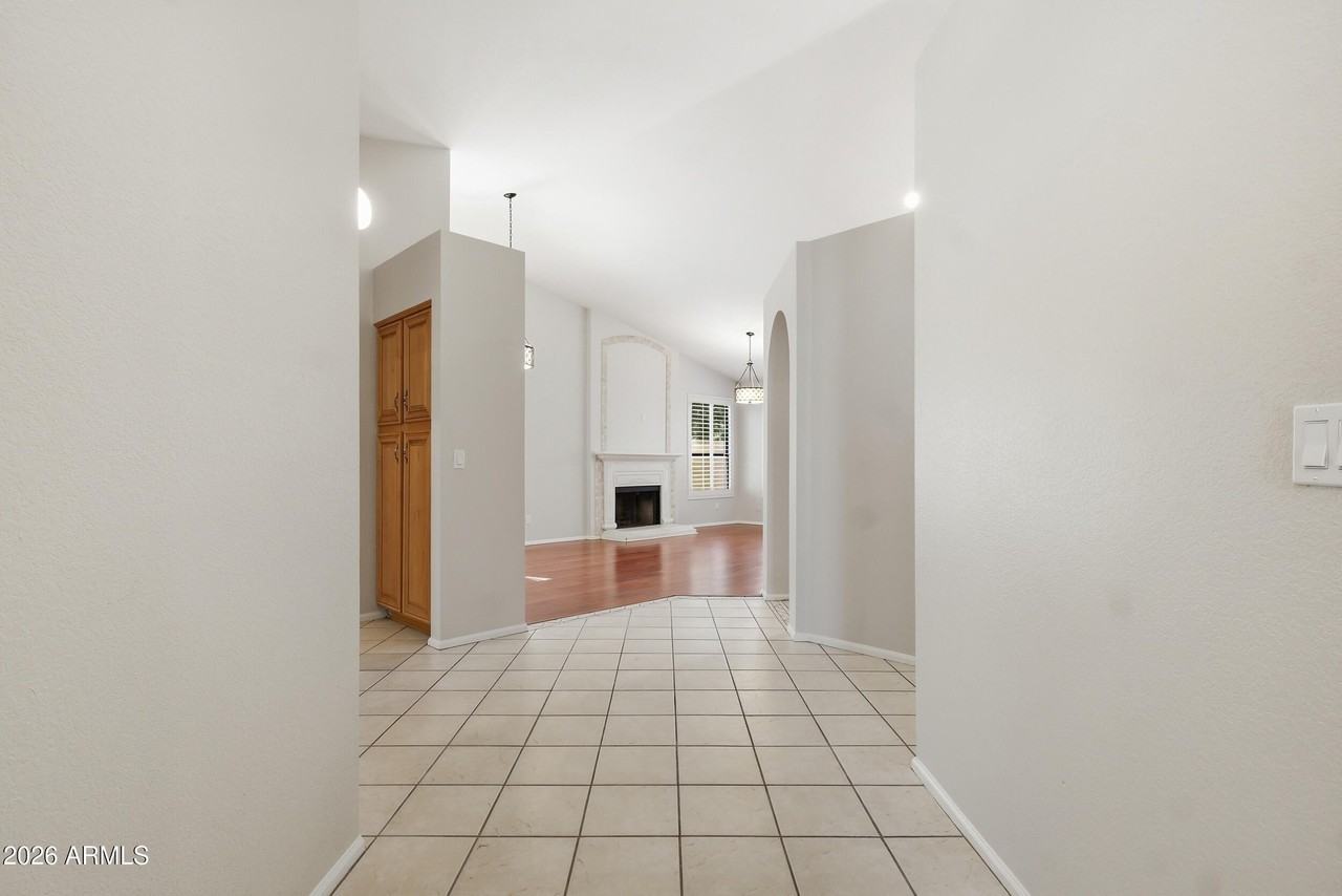 225 W Vera Ln - Photo 5 of 27