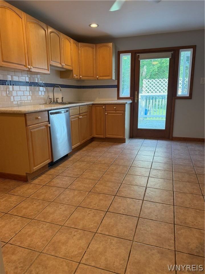 781 Campbell Blvd - Photo 4 of 15