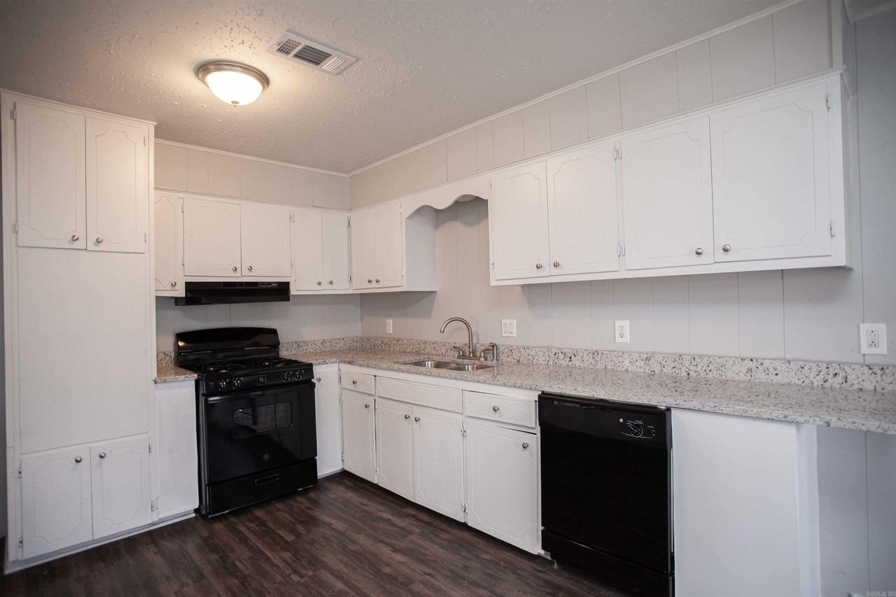 4612 Puckett St - Photo 4 of 12