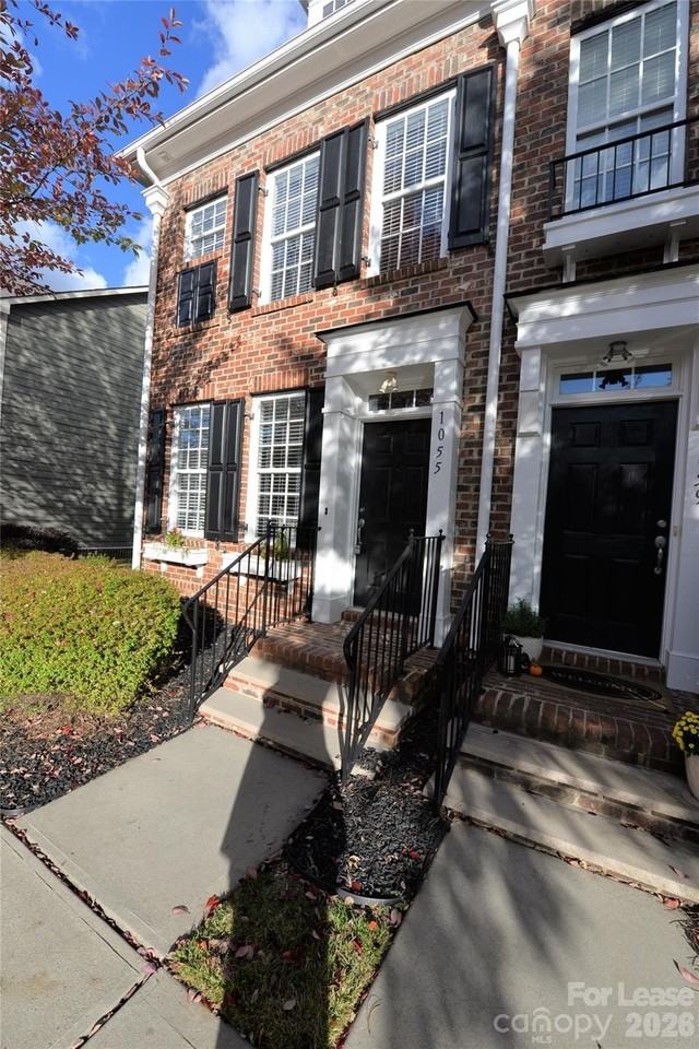 1055 Writers Way - Photo 2 of 15